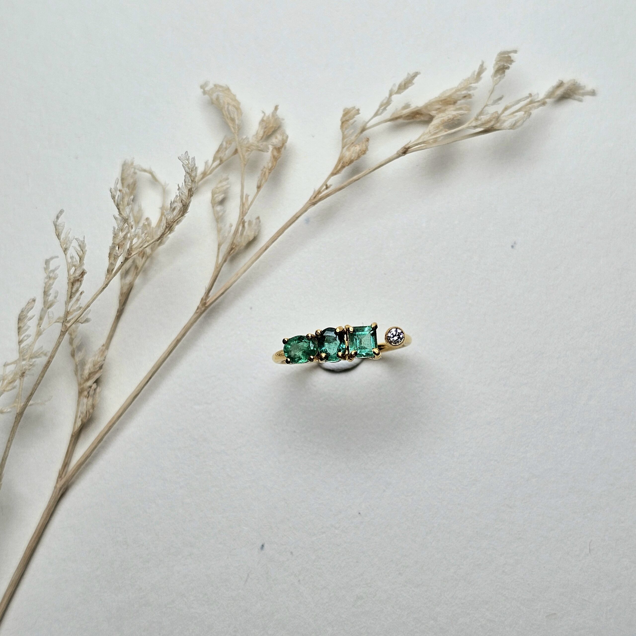 Nhẫn emerald vàng 10k cùng kim 2ly
