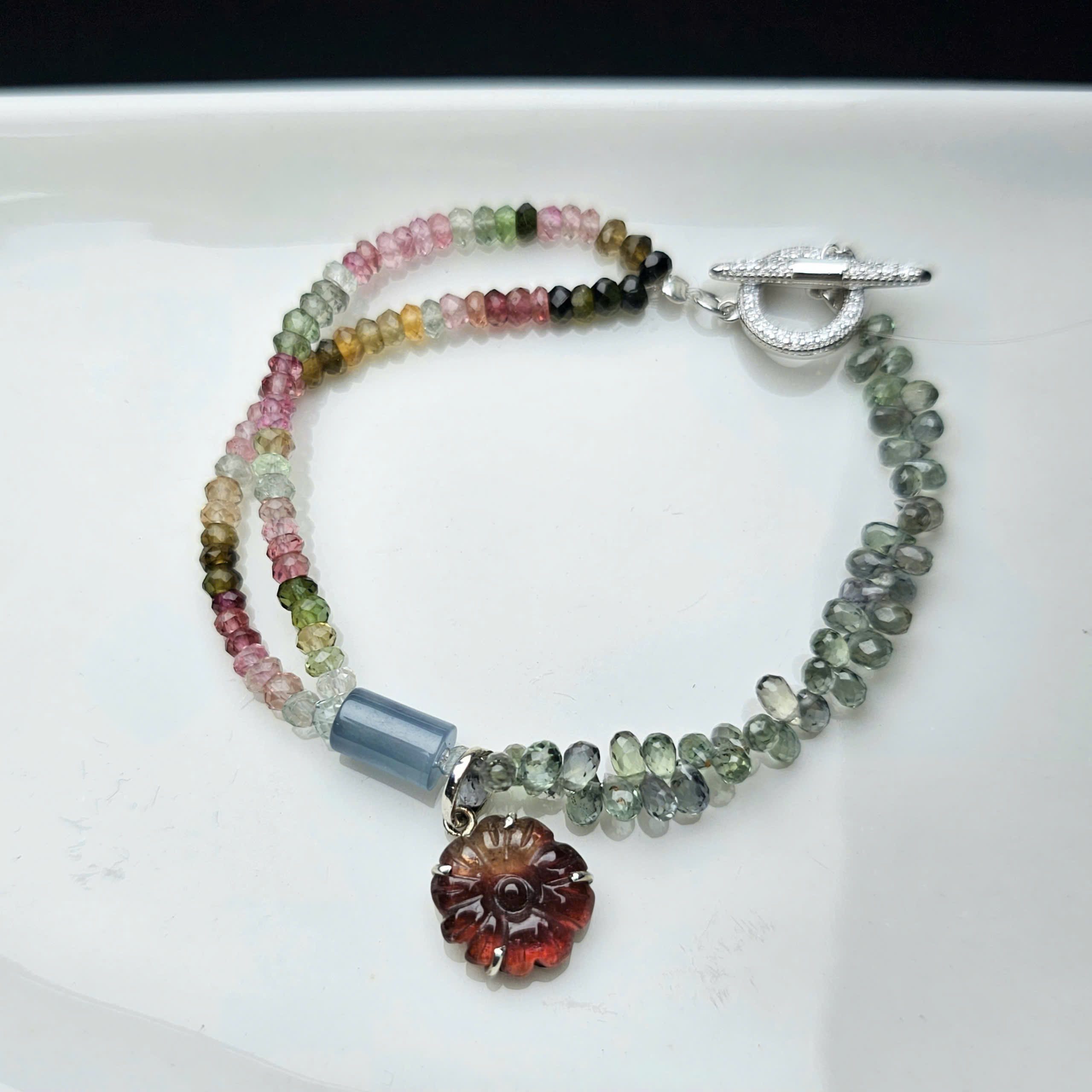 Vòng Tourmaline mix Sapphire kèm charm treo hoa