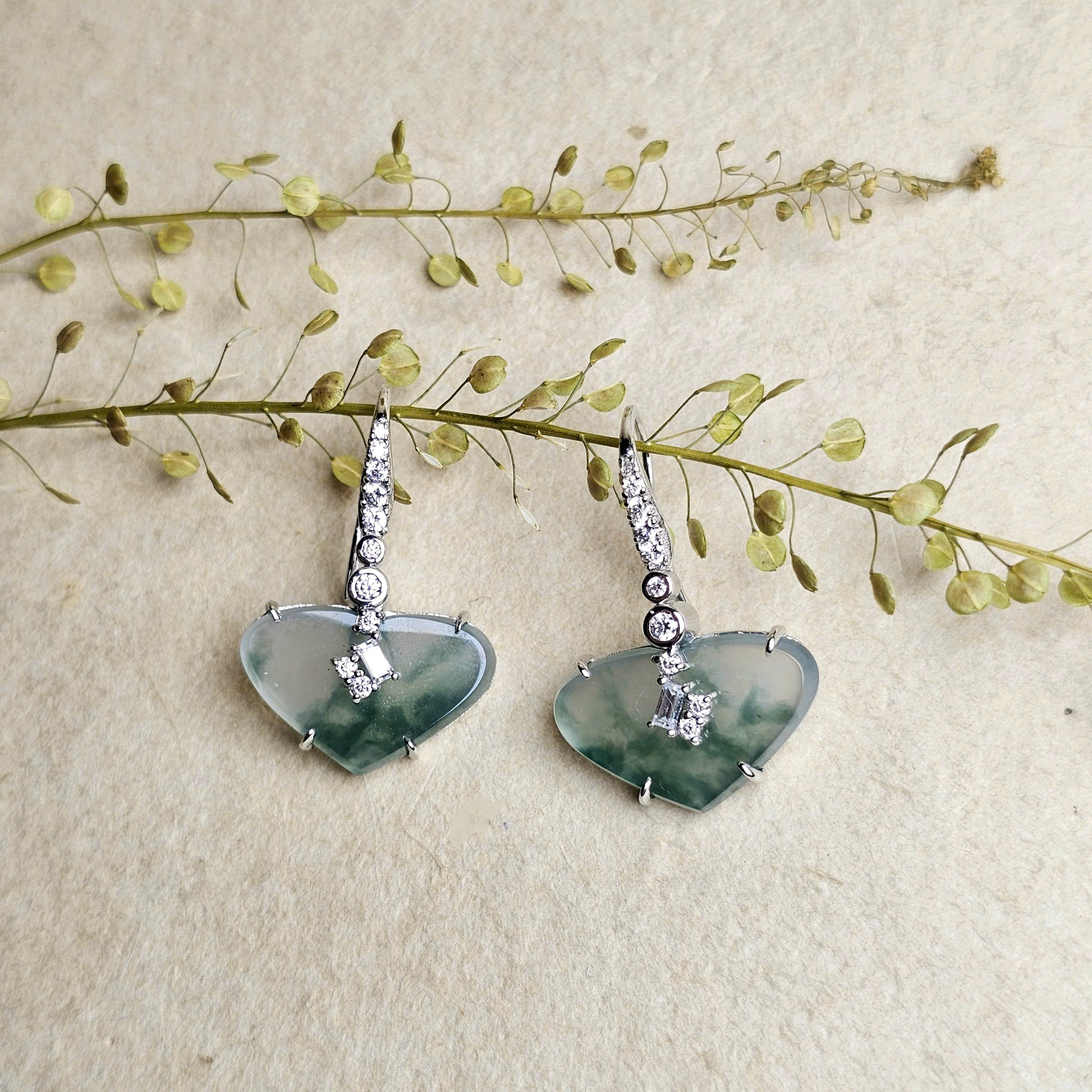 Khuyên tai vàng 10k, ngọc hình tim băng hoa bay Jadeite
