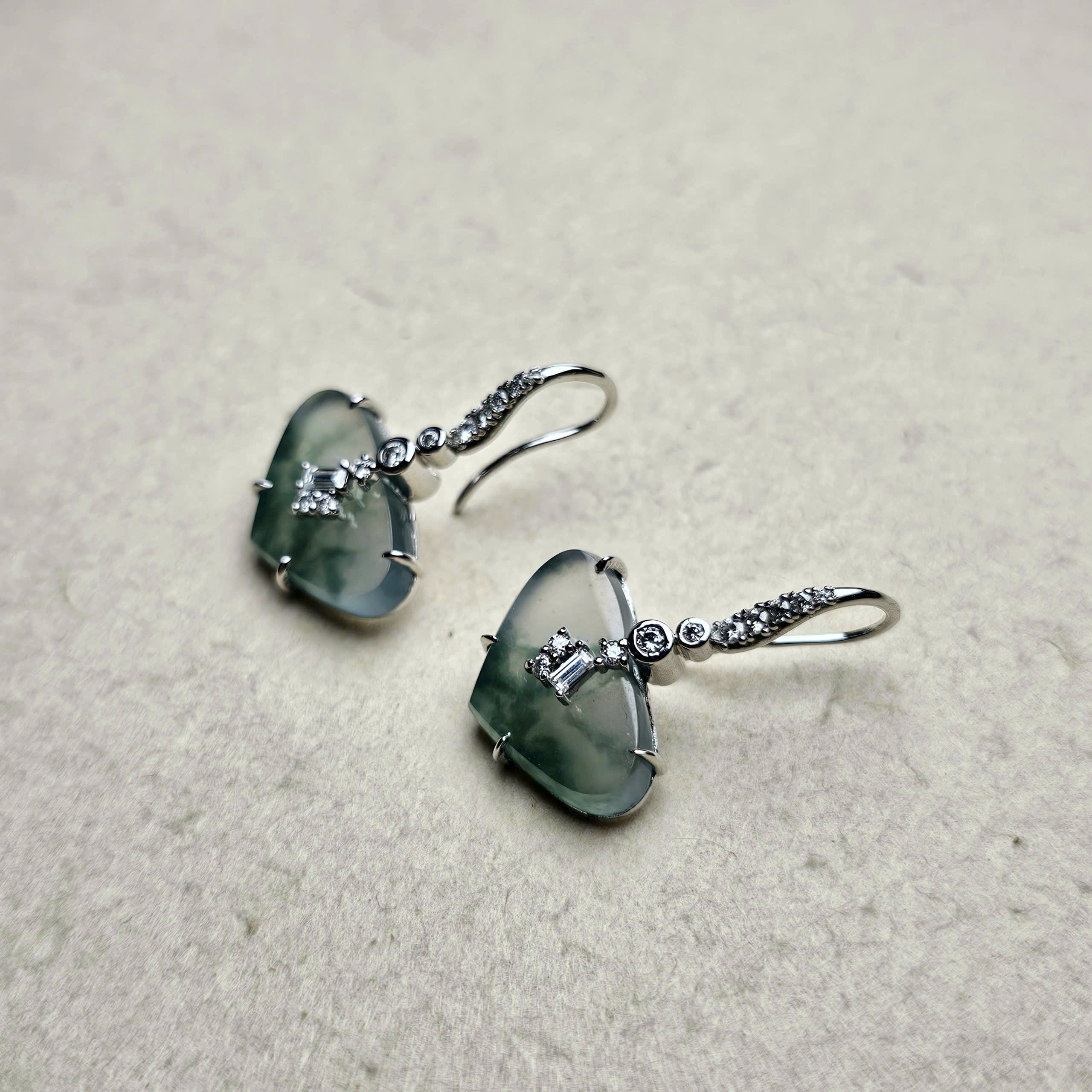 Khuyên tai vàng 10k, ngọc hình tim băng hoa bay Jadeite - Hình ảnh 2