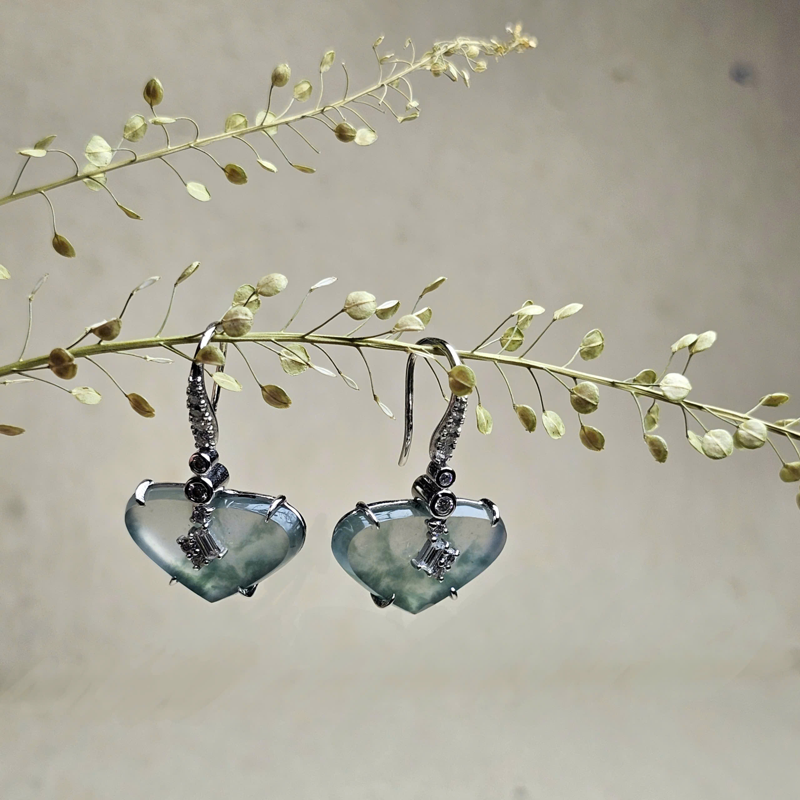 Khuyên tai vàng 10k, ngọc hình tim băng hoa bay Jadeite - Hình ảnh 3