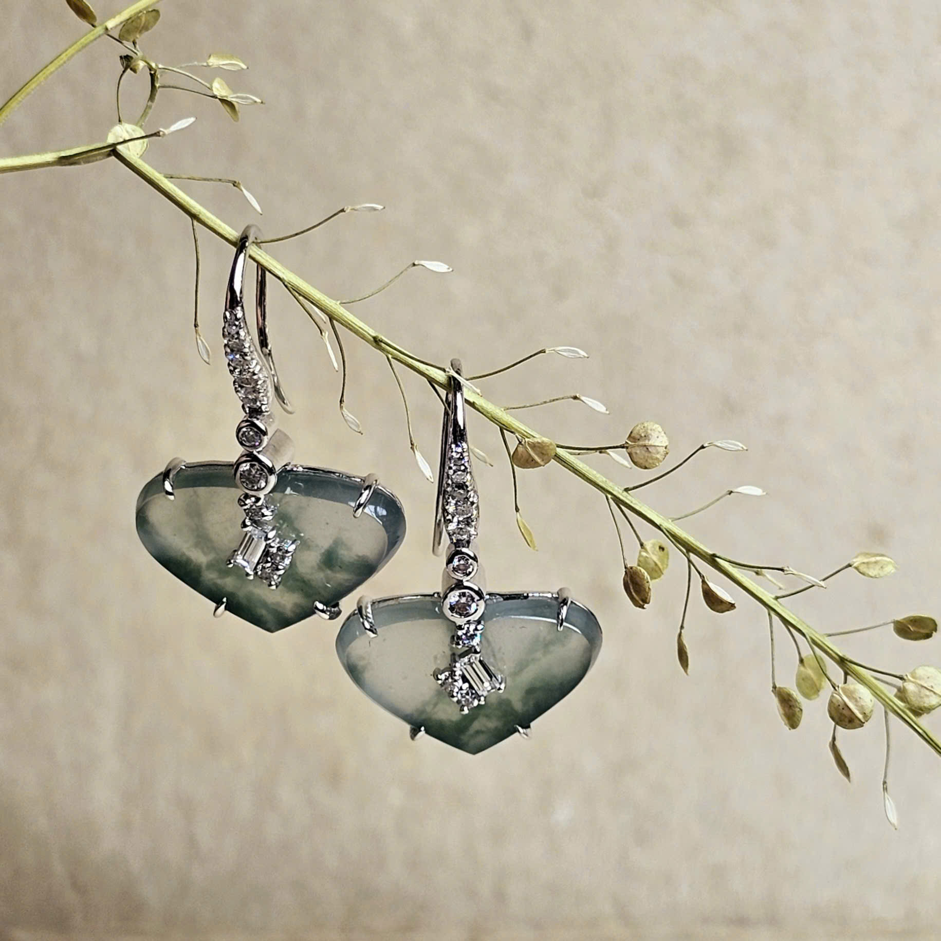 Khuyên tai vàng 10k, ngọc hình tim băng hoa bay Jadeite - Hình ảnh 4