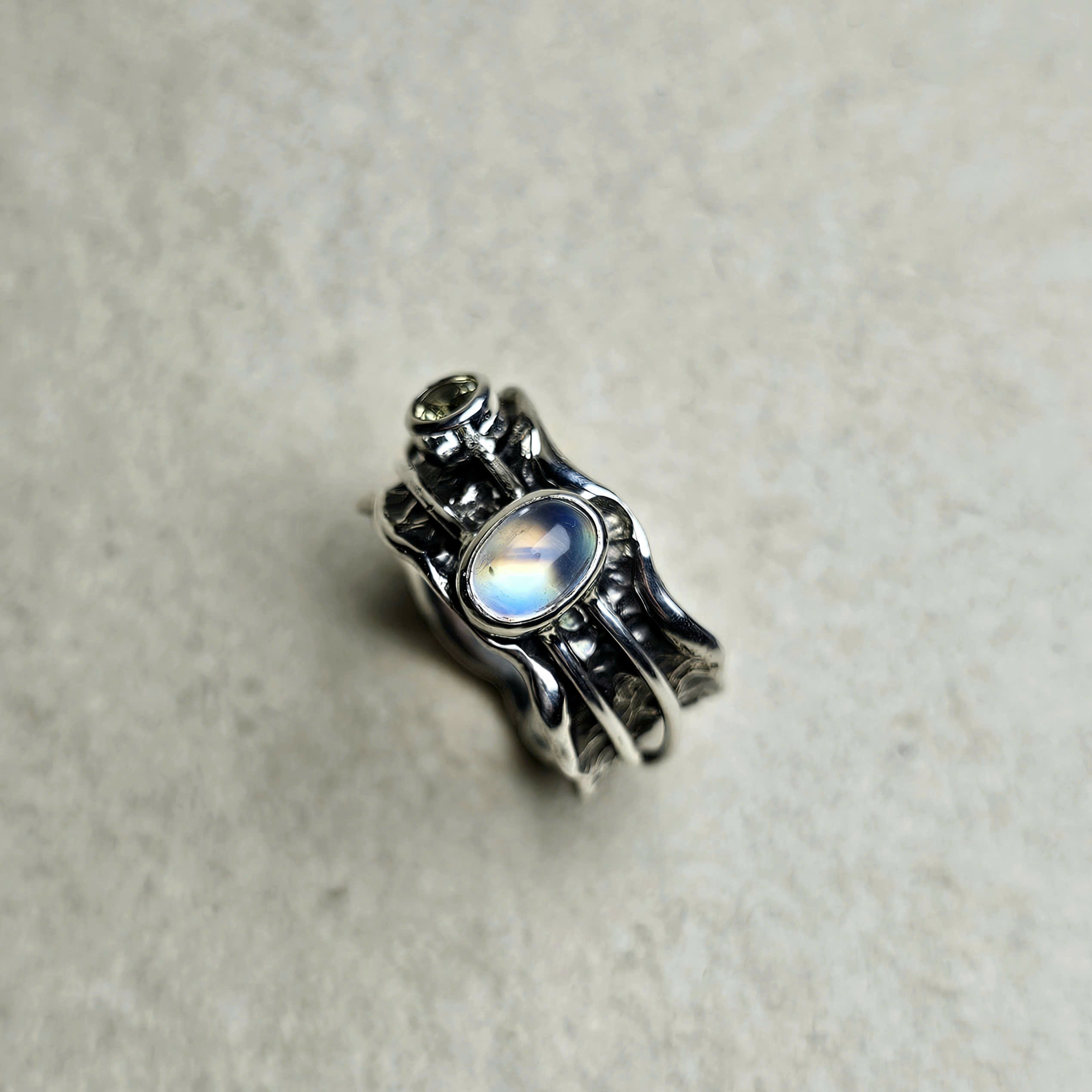 Nhẫn bạc xi đen gắn Moonstone và Sapphire