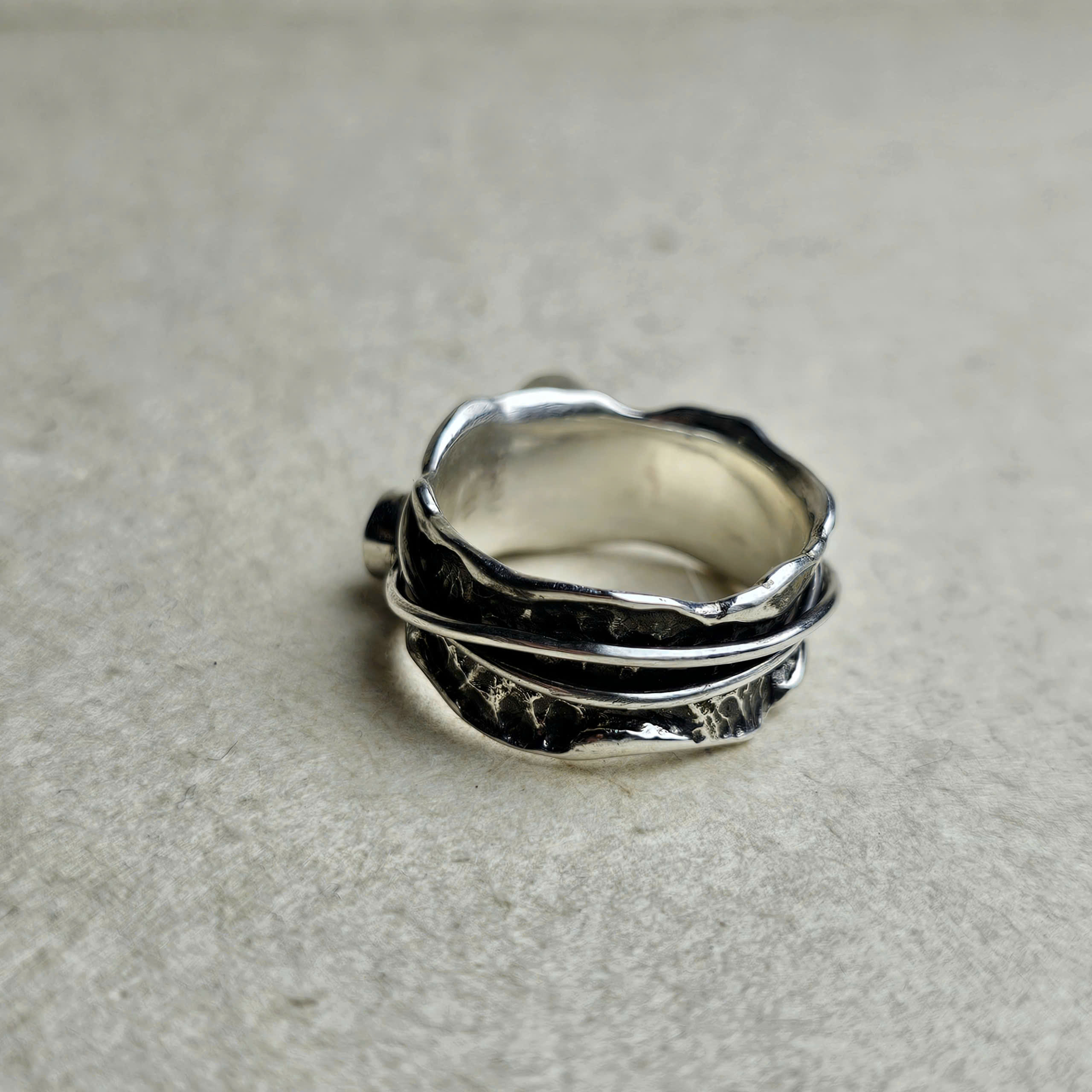 Nhẫn bạc xi đen gắn Moonstone và Sapphire - Hình ảnh 2