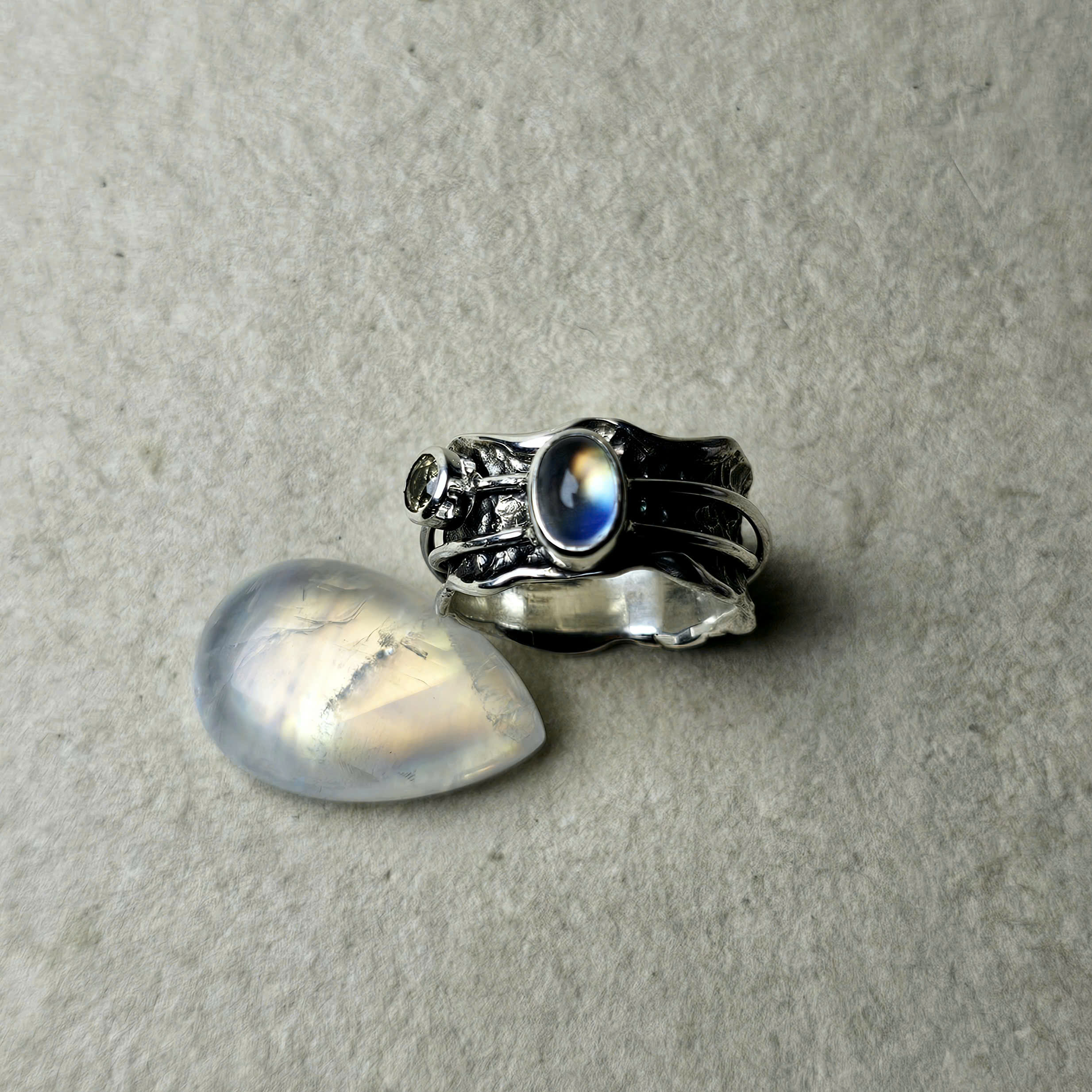 Nhẫn bạc xi đen gắn Moonstone và Sapphire - Hình ảnh 3