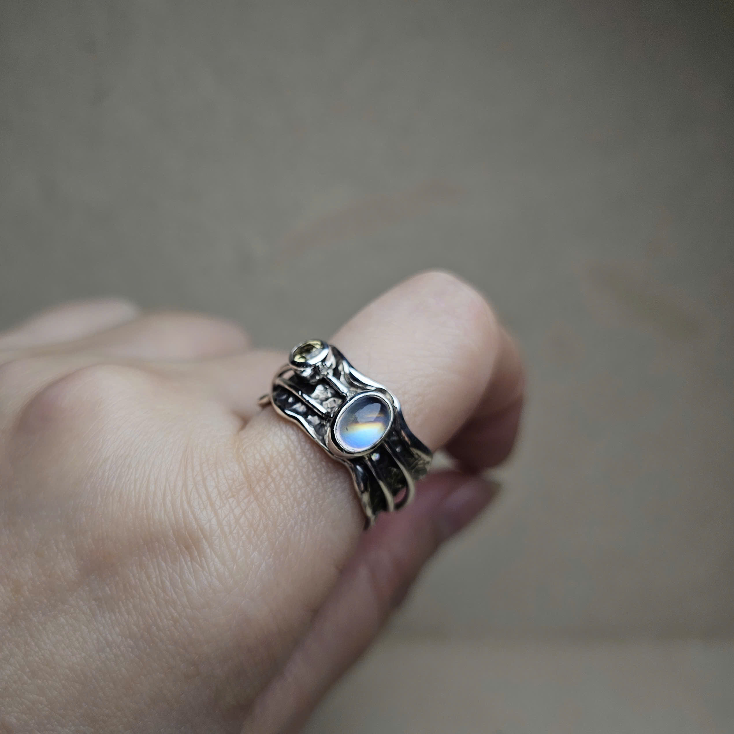 Nhẫn bạc xi đen gắn Moonstone và Sapphire - Hình ảnh 5