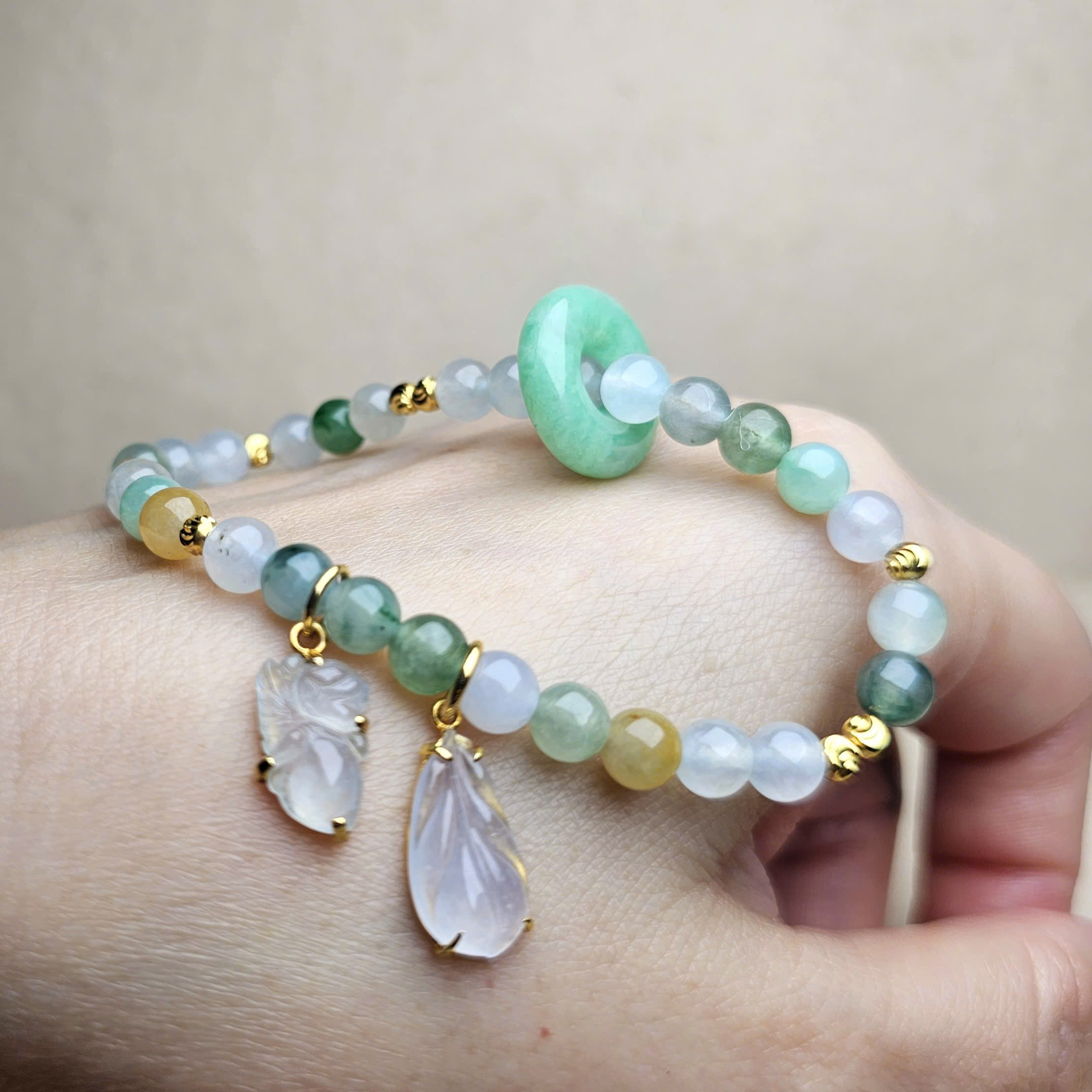 Vòng phỉ thúy đa sắc, mix charm thiên thần, lông vũ và khấu ngọc màu táo - Hình ảnh 2