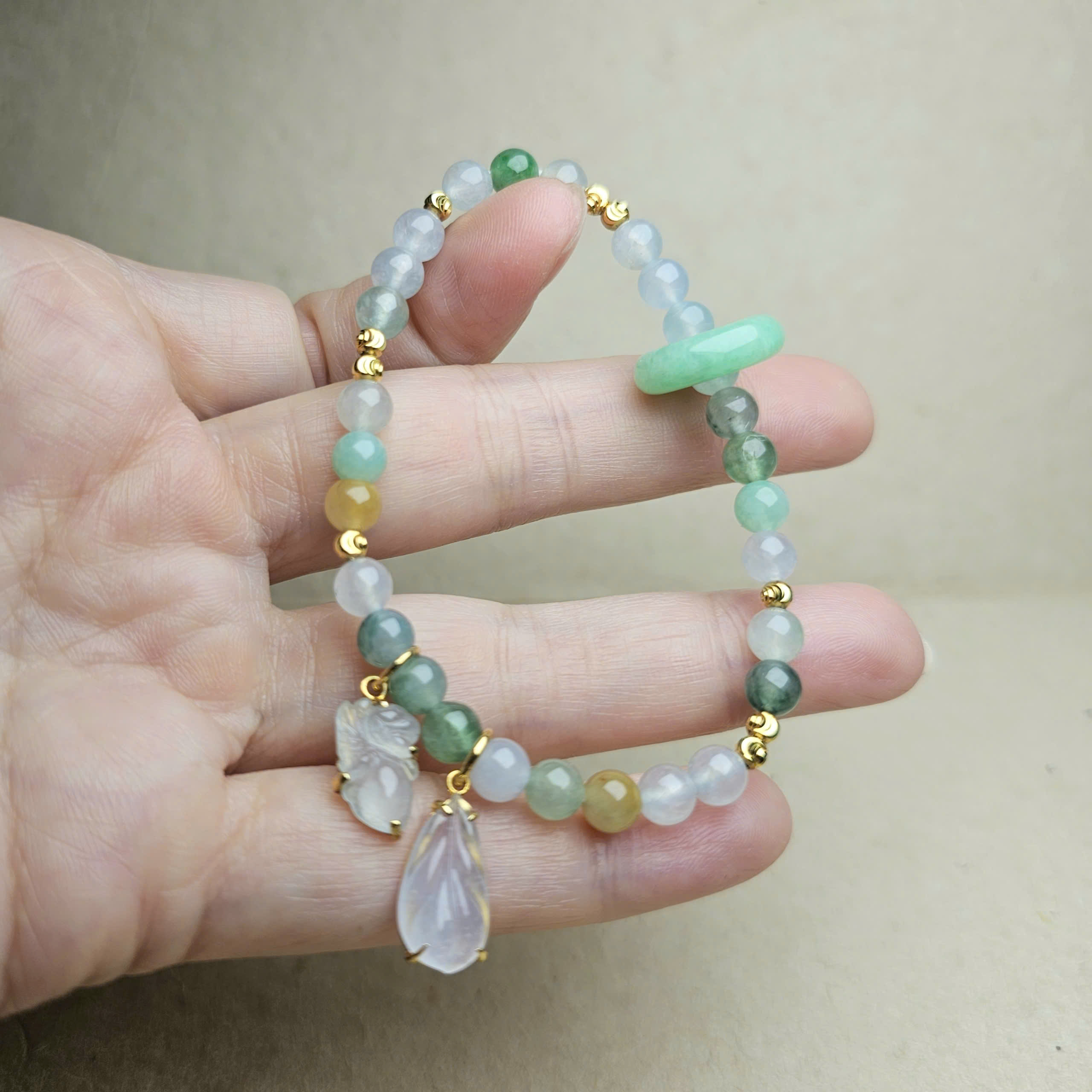 Vòng phỉ thúy đa sắc, mix charm thiên thần, lông vũ và khấu ngọc màu táo - Hình ảnh 3