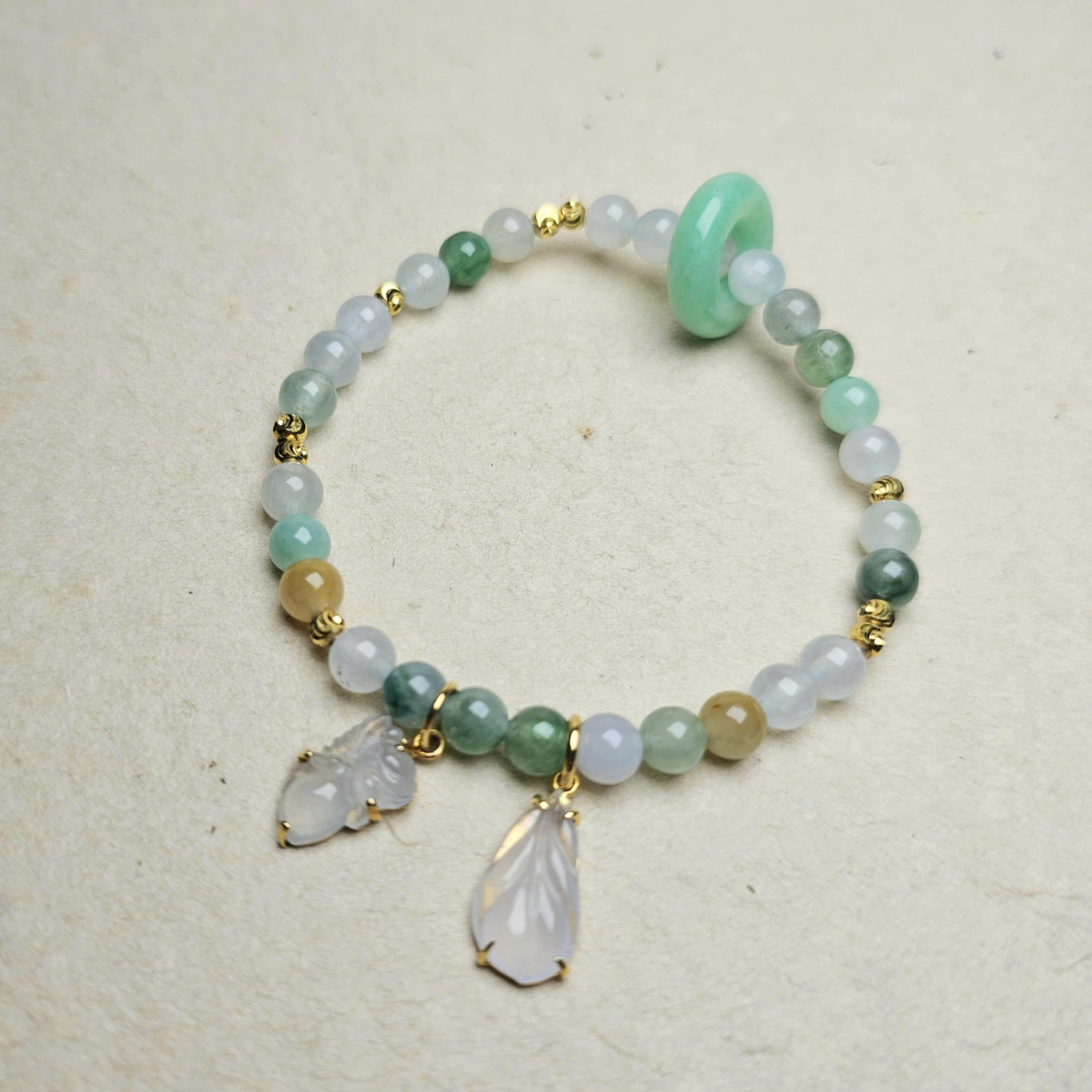 Vòng phỉ thúy đa sắc, mix charm thiên thần, lông vũ và khấu ngọc màu táo