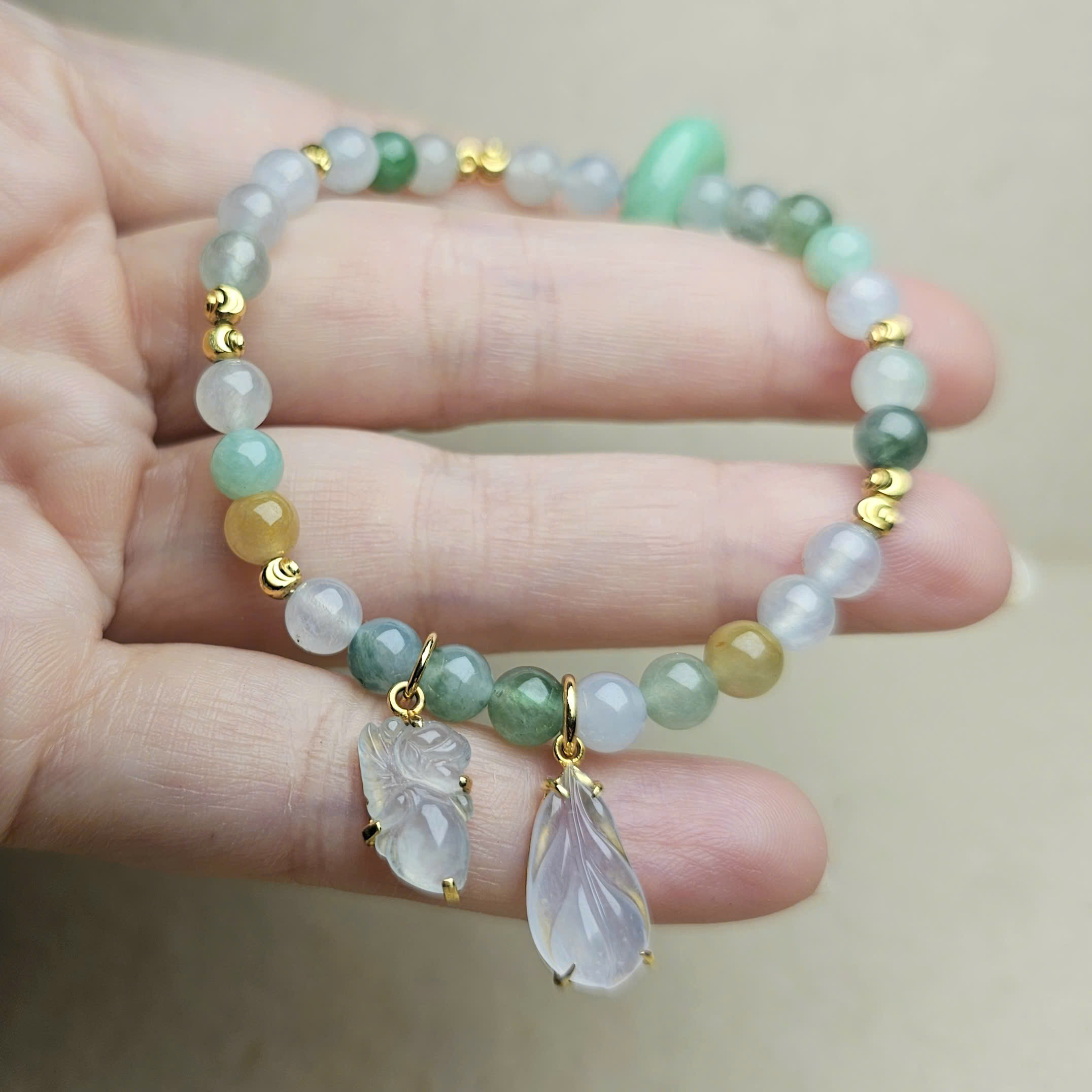 Vòng phỉ thúy đa sắc, mix charm thiên thần, lông vũ và khấu ngọc màu táo - Hình ảnh 4