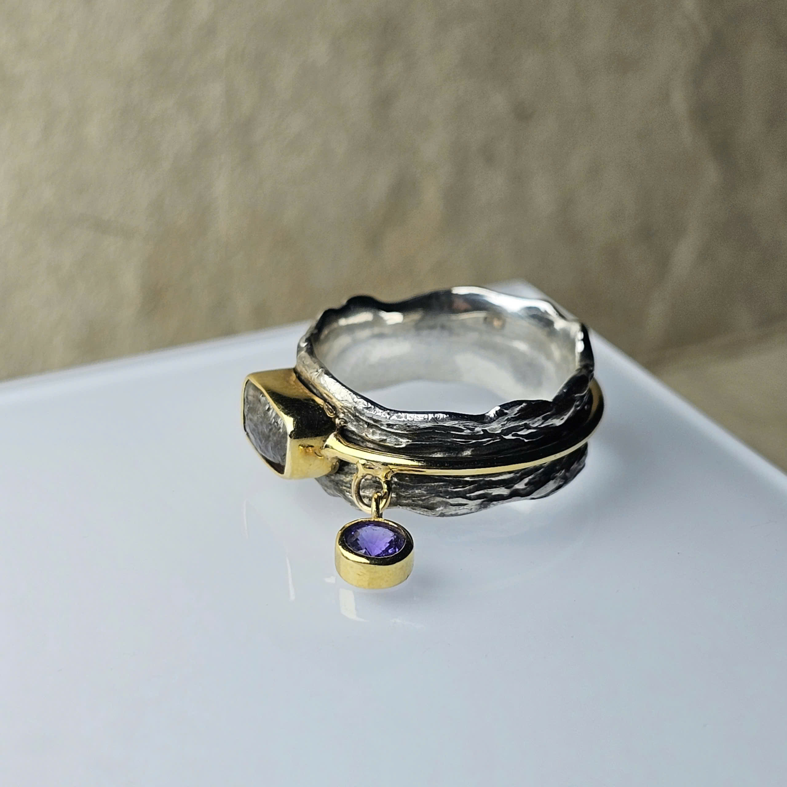 Nhẫn kim cương thô mix Sapphire tím, khung bạc, ổ đá vàng 10k - Hình ảnh 3