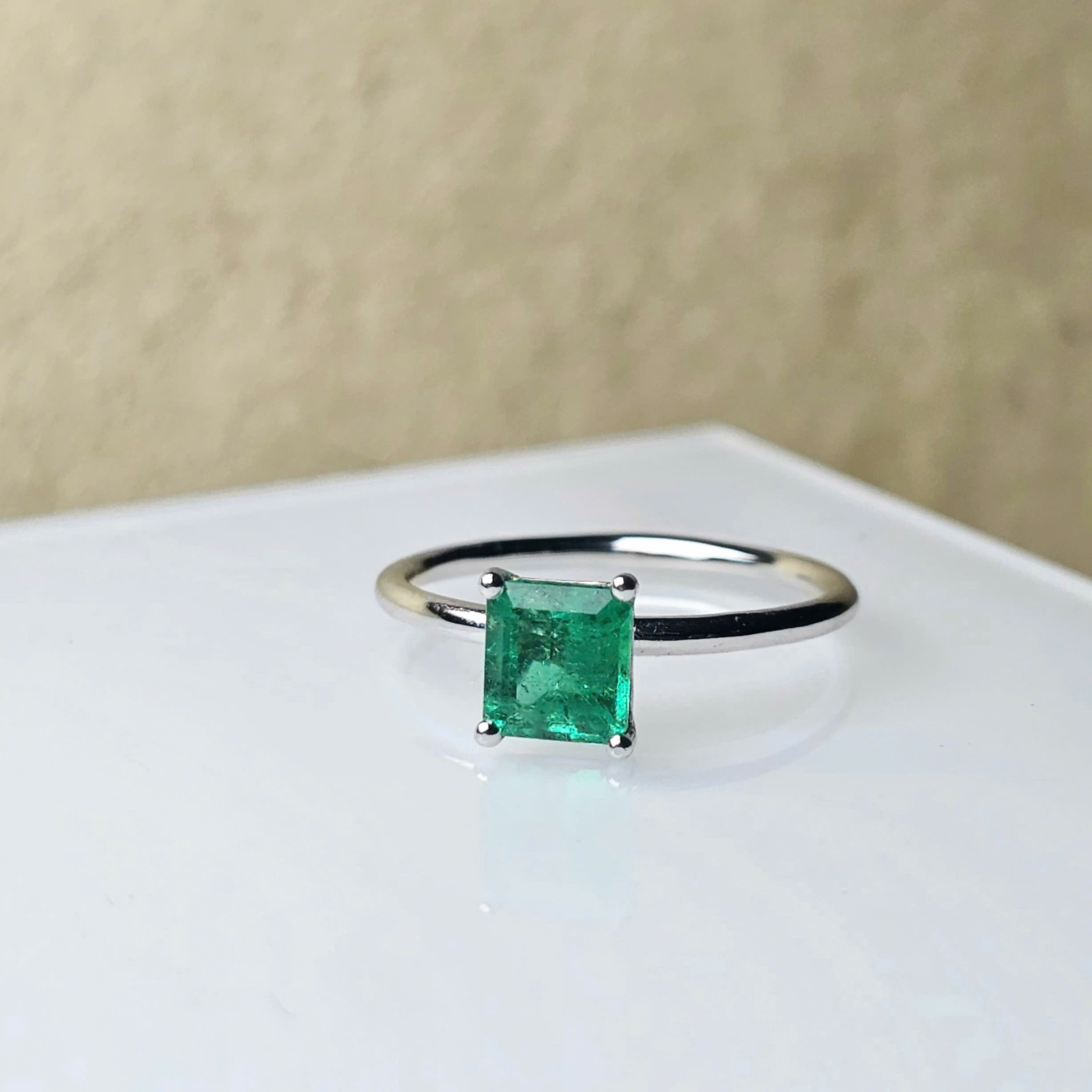 Nhẫn Emerald Colombia màu vivid, vàng trắng 10k - Hình ảnh 2
