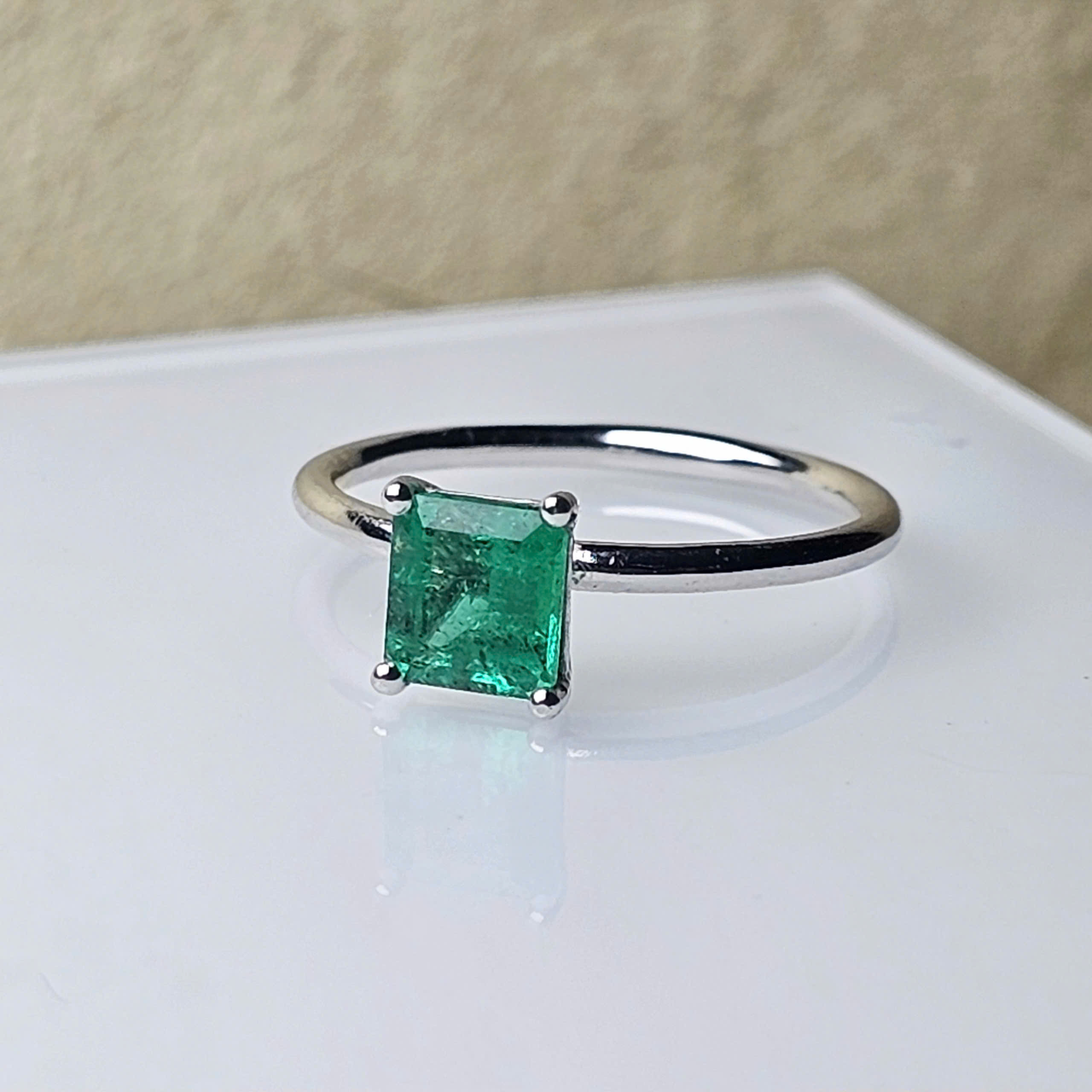 Nhẫn Emerald Colombia màu vivid, vàng trắng 10k