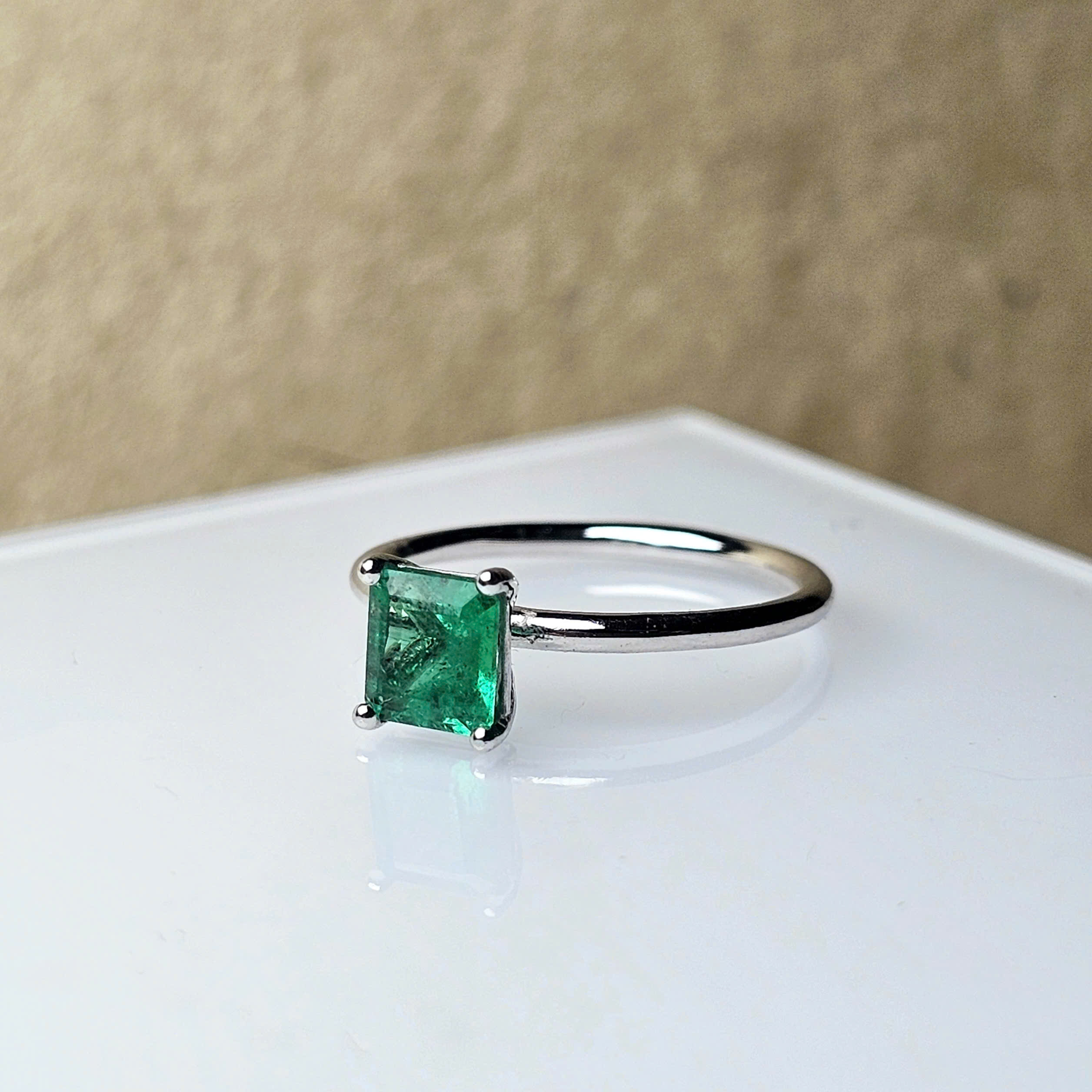 Nhẫn Emerald Colombia màu vivid, vàng trắng 10k - Hình ảnh 3