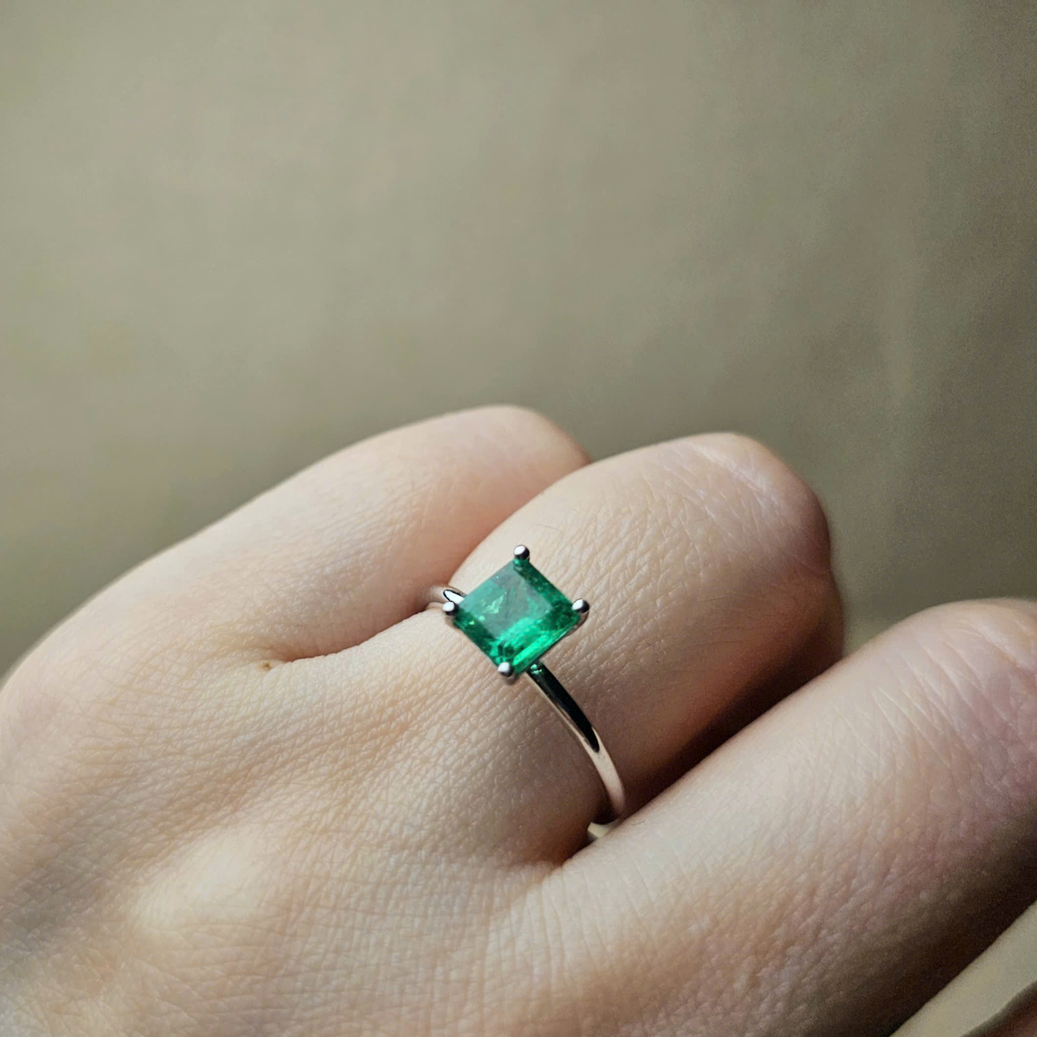 Nhẫn Emerald Colombia màu vivid, vàng trắng 10k - Hình ảnh 4
