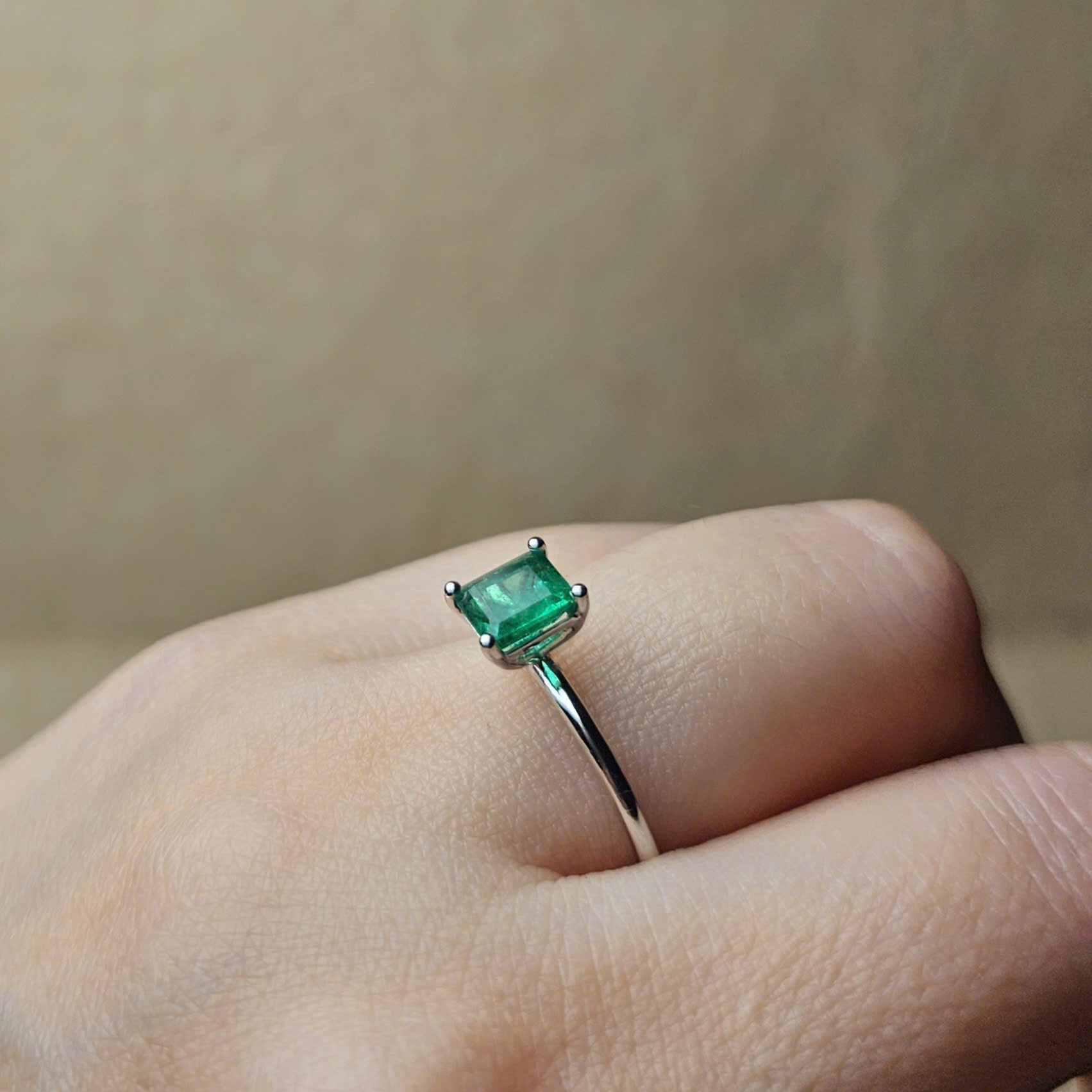 Nhẫn Emerald Colombia màu vivid, vàng trắng 10k - Hình ảnh 5